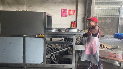 廚房水槽廠家在進行（háng）水槽清潔