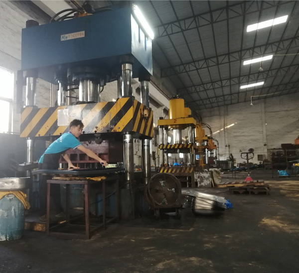 不鏽鋼洗菜盆廠家進行拉伸水槽生產