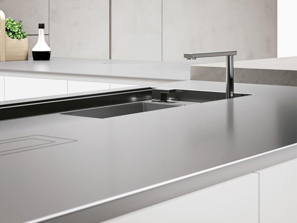 廚房水槽台下盆與不鏽鋼櫥櫃(guì)台麵一體成型,效(xiào)果更好哦! 廚房水槽台下盆