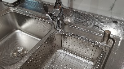 不鏽鋼（gāng）水槽廠告訴你直角水槽VS圓弧（hú）水（shuǐ）槽區別